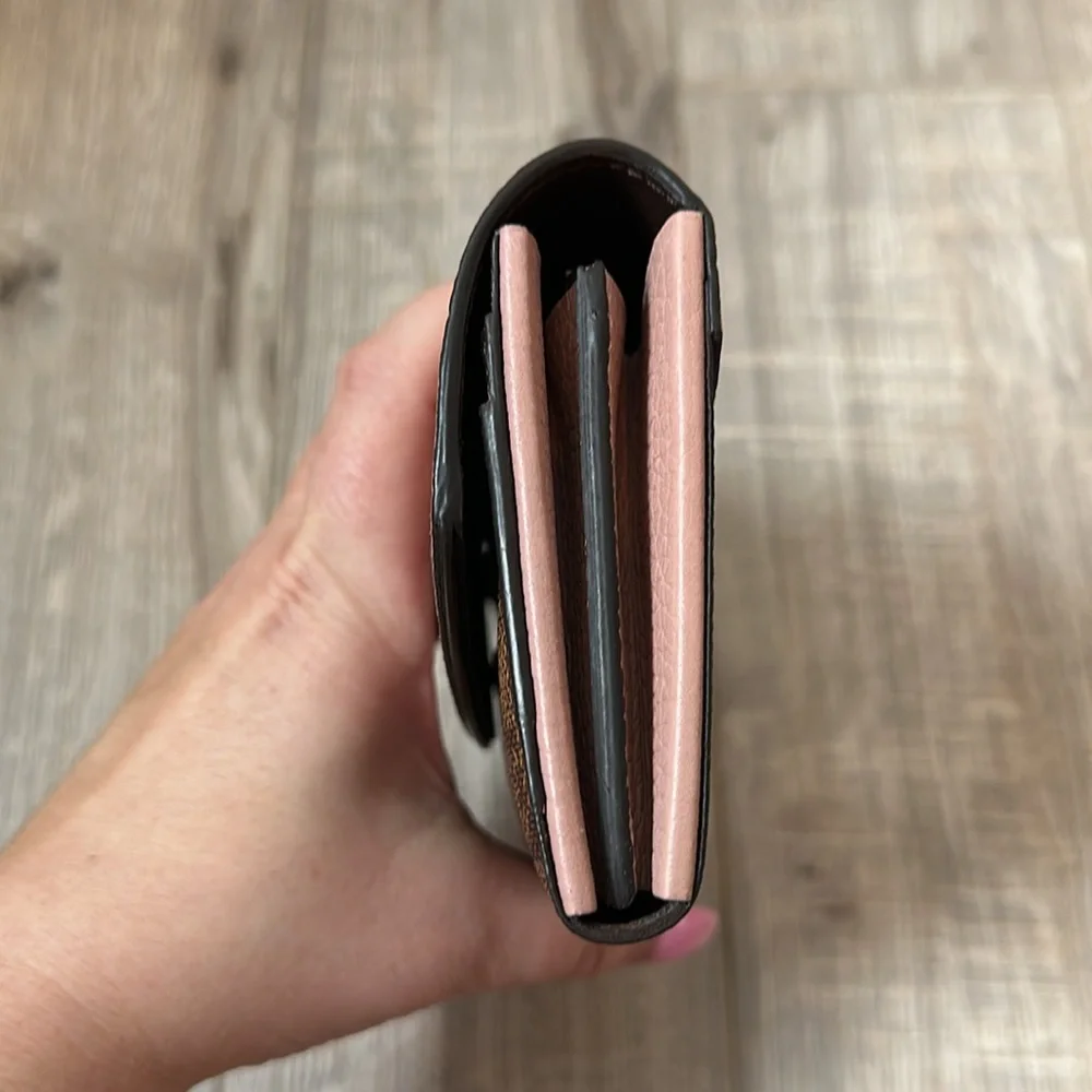 Louis Vuitton Sarah Wallet - Picture 8 of 11